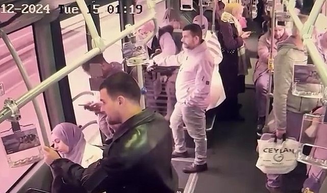 Metrobüs kapısı camının kırılarak yolcunun düştüğü anlar kamerada