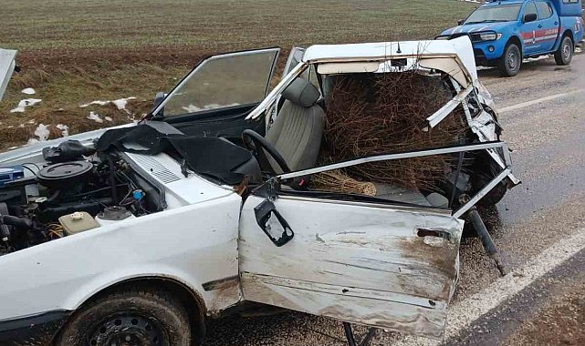 Minibüs ile çarpışan Fiat-Tofaş marka otomobil ikiye bölünde: 3 yaralı