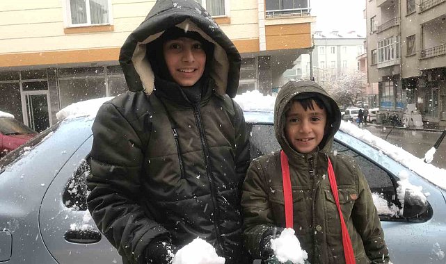 Minik kardeşlerin öğle araları kor topu savaşıyla renklendi