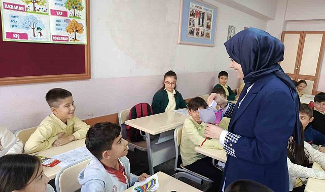 Minik öğrencilerle bir araya geldi