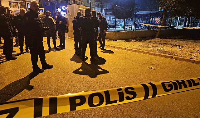 Motosikletli kasklı şüpheli, sokak ortasında bir kişiyi başından vurarak öldürdü