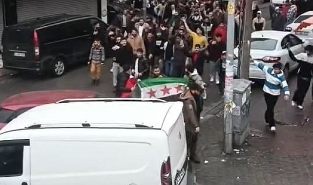 Muhaliflerin Şam'ı ele geçirmesi İstanbul'da konvoylarla kutlandı