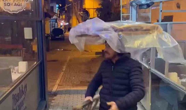 Müziği duyunca dans ederek simit sattı