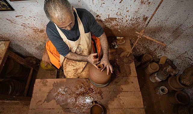 Ömrünü çömlekçiliğe adayan UNESCO ödüllü sanatkâr dünyaya usta yetiştiriyor