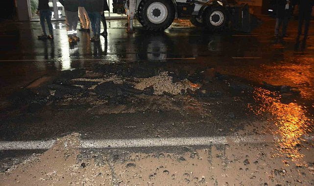 Ordu'da şebeke suyu patladı, asfalt yarıldı