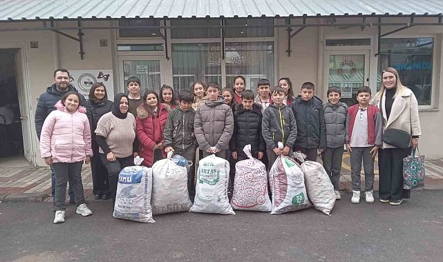 Ortaokul öğrencileri engelliler için 6 çuval plastik kapak topladı