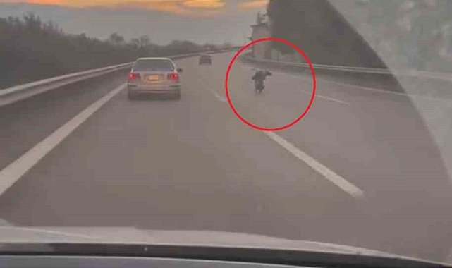 Otobanda motosikletini yatarak kullandı