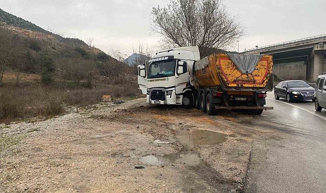 Otomobil ile kamyon çarpıştı, 2 kişi yaralandı