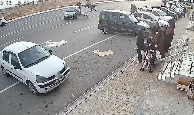 Otomobille çarpışan motosikletteki 2 kişi ağır yaralandı