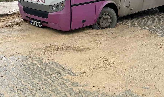Özel halk otobüsü asfalt atılmayan caddede toprağa battı
