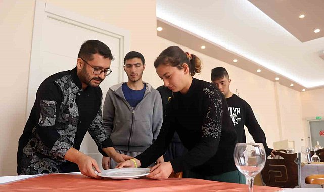 Özel öğrencilere 'garsonluk' eğitimi