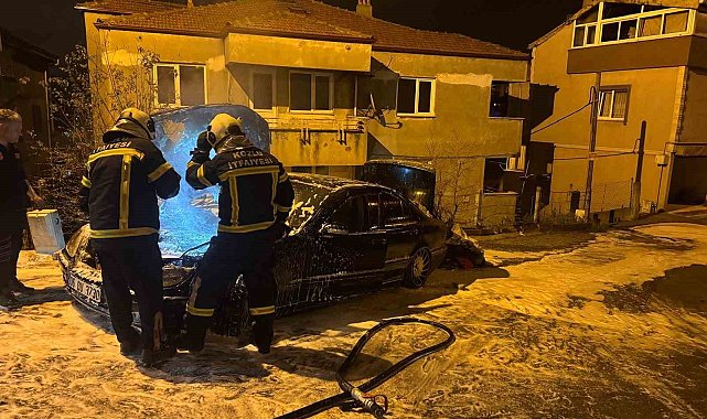 Park halindeki otomobil yanarak kullanılamaz hale geldi