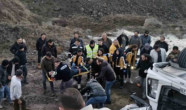 Pirinç yüklü tır şarampole devrildi: Kabinde sıkışan yaralılar için ekipler seferber oldu