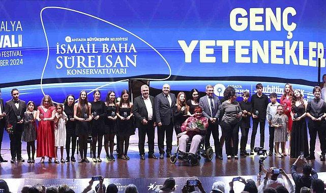 Piyano Festivali'nde sahne gençlerin
