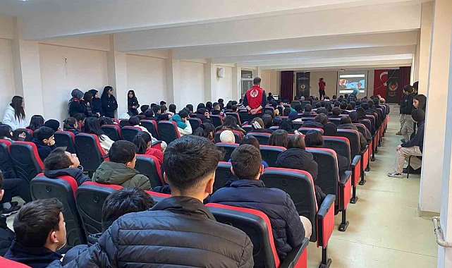 Polis öğrencileri bilgilendirdi