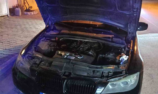 Polisten kaçan şüpheliler aracın kaputuna sakladıkları silah ve uyuşturucuyla yakalandı