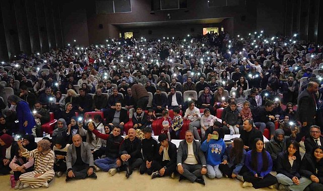 Protokol üyeleri konseri yerde bağdaş kurarak izledi