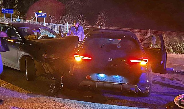 Sakarya'da iki otomobil çarpıştı: 3 yaralı