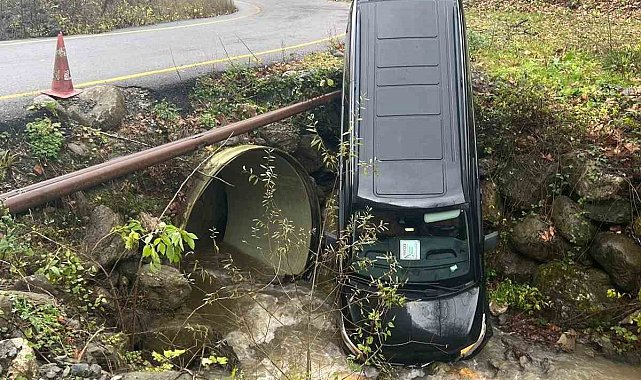 Sakarya&#039;da yabancı turistleri taşıyan minibüs dere yatağına düştü: 3 yaralı