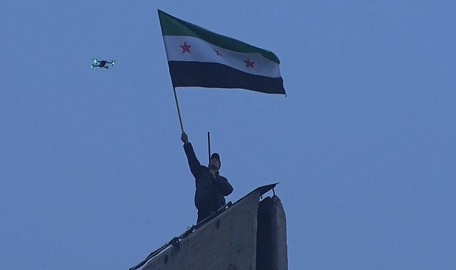 Şam Kılıcı Abidesi'nde yeni Suriye bayrağıyla kutlama