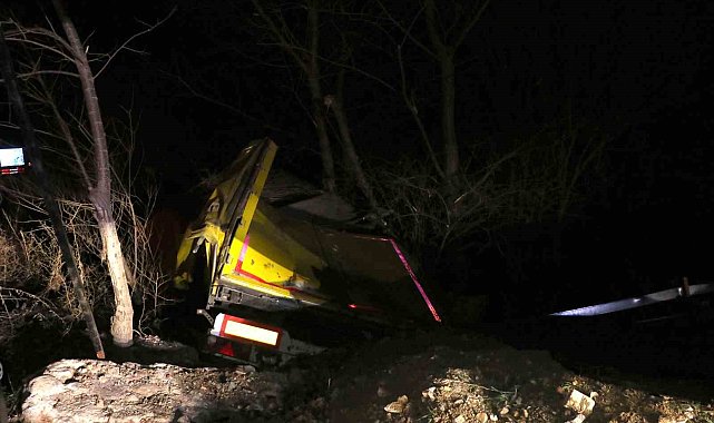 Samsun'da yoldan çıkan tır uçuruma yuvarlandı: 1 yaralı