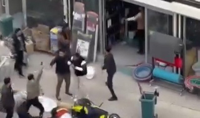 Şanlıurfa&#039;da kazma kürek ve silahla iş yerine saldırı kamerada: 2 yaralı