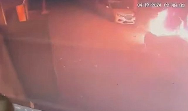 Şanlıurfa'da park halindeki otomobilin kundaklanma anı kamerada