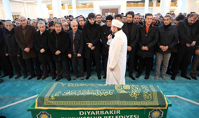 Şarkıcı ve yönetmen Mahsun Kırmızıgül'ün annesi son yolculuğuna uğurlandı