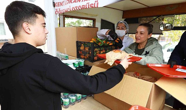Selçuk Kent Lokantası Öğrenci Otobüsü büyük ilgi gördü