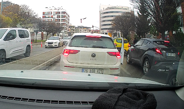 Seyir halindeki araçta 3 kişinin yumruklu kavgası kameraya yansıdı