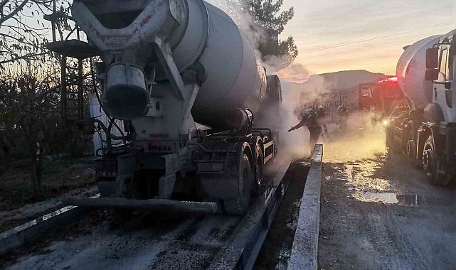 Seyir halindeki beton mikseri alev alev yandı
