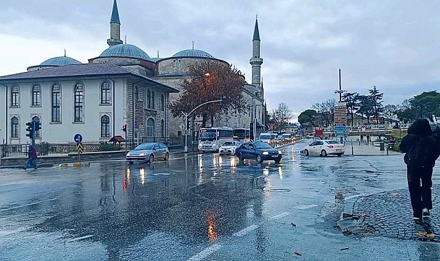 Şiddetli yağmur Edirne'de hayatı olumsuz etkiledi