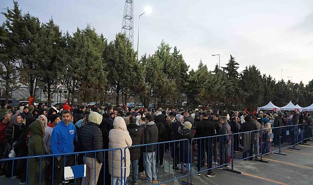 Silivri'de market açılışında verilecek bin TL'lik hediye çeki için vatandaşlar akşamdan çadır kurup bekledi