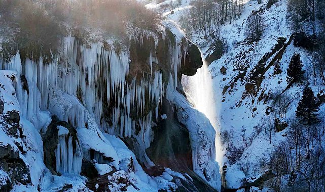 Sivas'ta hayat dondu, ünlü şelalede dev buz sarkıtları oluştu