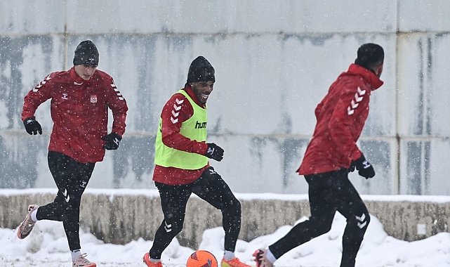 Sivasspor, yoğun kar altında çalıştı