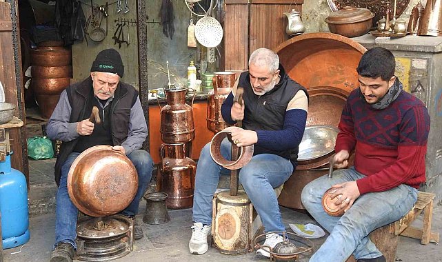 Suriyeli bakırcı ustası ve çocukları, mesleğe ülkelerinde devam edecek