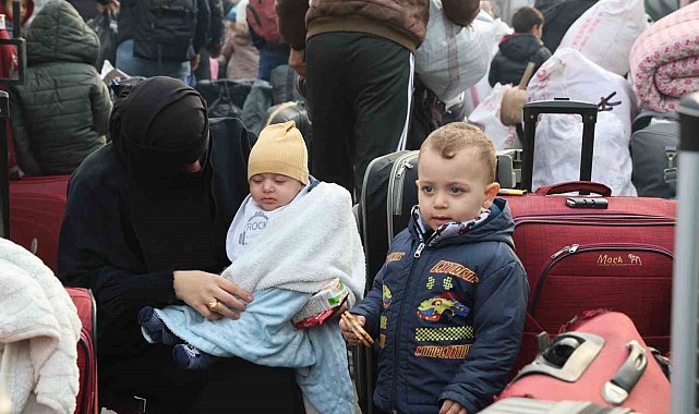 Suriyeliler Cilvegözü'nden yurtlarına dönüyor