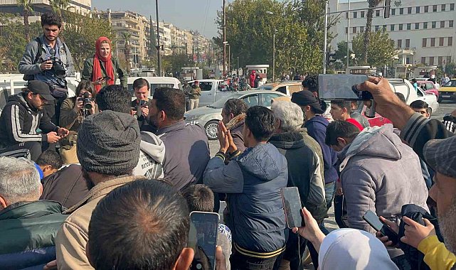 Suriyeliler Esad'ın heykelini parçalayıp, sürükledi