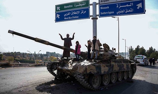 Suriyelilerden Esad rejiminden geriye kalan tankların üzerinde "zafer" pozu