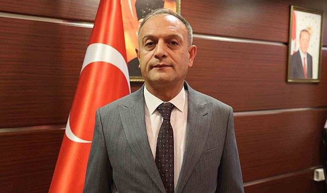 Sürücüler acil geçiş koridoru sağlayan 'fermuar' sistemini uygulayarak ambulansa yol verdi