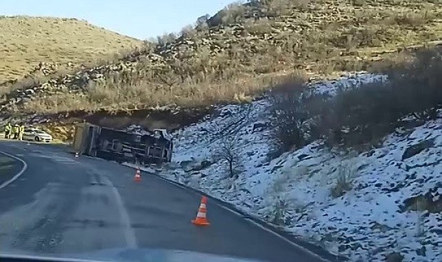 Sürücüsünün kontrolünden çıkan kamyon devrildi
