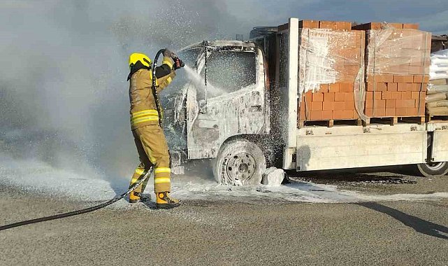 Susurluk&#039;ta inşaat malzemesi yüklü kamyonda yangın