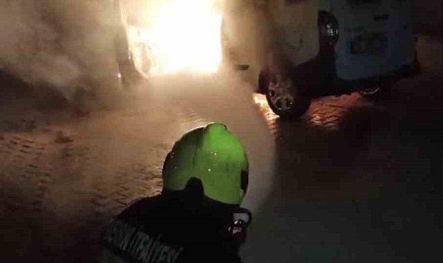 Tarsus'ta park halindeki araç alev alev yandı