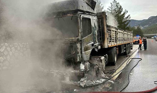 Tarsus'ta seyir halindeki tırın dorsesi yandı