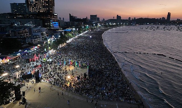 Tayland'da havai fişek festivali, karanlığı renklendirdi