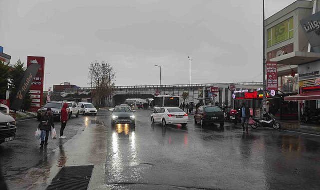 Tekirdağ'da kuvvetli yağış hayatı olumsuz etkiledi