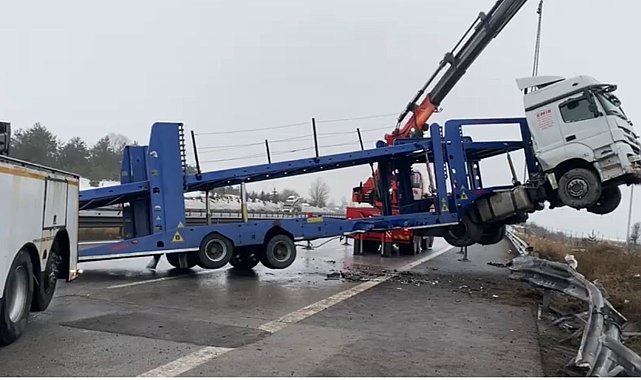 TEM Otoyolu'nda tır makasladı, duramayan otomobil dorseye çarptı: 1 yaralı