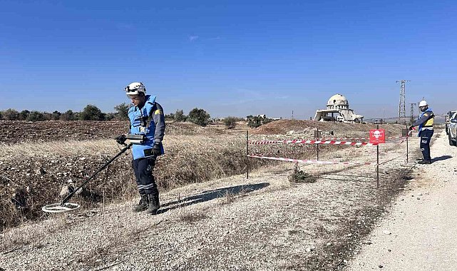 Terör örgütü PKKYPG'nin Tel Rıfat'ta yollara döşediği bombalar temizleniyor