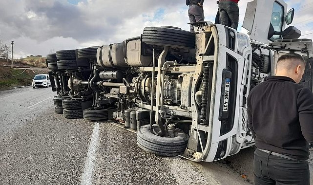 Tır kayganlaşan yolda devrildi; 1 yaralı