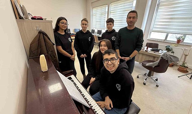 Tokat Güzel Sanatlar Lisesi'nin ilk otizmli öğrencisi Alperen, arkadaşlarının gözdesi oldu